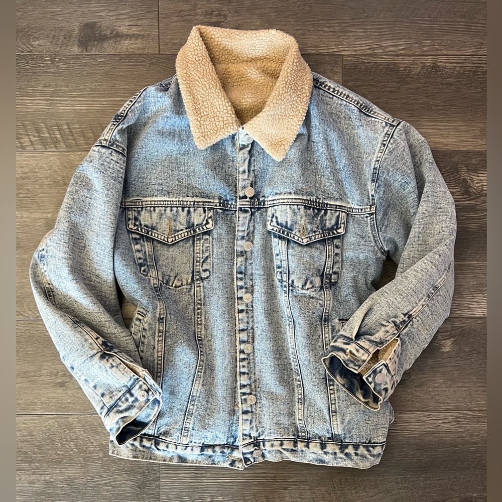 SHEIN Light Wash Denim Jacket with Sherpa Collar
